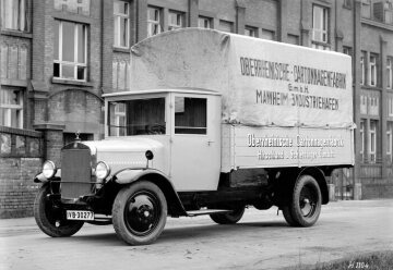 Mercedes-Benz N 1, Halbniederrahmen-Pritschenwagen der Oberrheinische Cartonnagenfabrik GmbH Mannheim mit M 16-Benzinmotor, 1,75 to Nutzlast