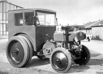 Mercedes-Benz OE, Straßenschlepper mit Führerhaus, blattgefederter Vorderachse und 4,2 l-Einzylinder-Vorkammer-Dieselmotor mit 26 PS/19 kW