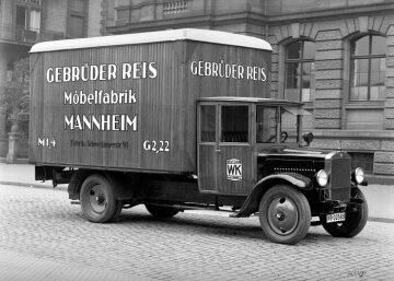 Mercedes-Benz N 1, Halbniederrahmen-Möbelwagen der Möbelfabrik Gebrüder Reis Mannheim mit M 14-Benzinmotor, 1,5 to Nutzlast