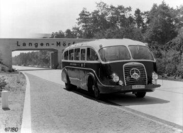 Mercedes-Benz Lo 3100 (L 59), Stromlinienomnibus in Frontlenkerbauweise der Reichsbahn mit OM 67/3-Dieselmotor, Leichtstahlaufbau Werk Gaggenau, für Schnellreisen auf der Autobahn mit einer Höchstgeschwindigkeit von 115 km/h. Hier auf dem Neubau der Reichsautobahn Franfurt/Main – Heidelberg, heute A 5