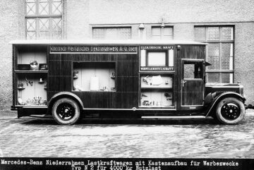 Mercedes-Benz N 2, Niederrahmen-Werbewagen der Rheinisch Westfälisches Elektrizitätswerk AG Essen mit M 26-Benzinmotor, 4 to Nutzlast