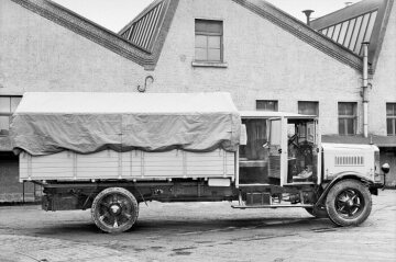 Mercedes-Benz L 5, Pritschenwagen mit Schlafkabine des Gebr. Matthies Autofuhrunternehmen Magdeburg mit OM 5-Dieselmotor, 5 to Nutzlast