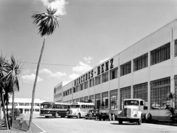 The brazilian Mercedes-Benz plant in São Bernardo do Campo, with various vehicles intended for the Brazilian market, including a U 25 of the 401 series, ca. 1956