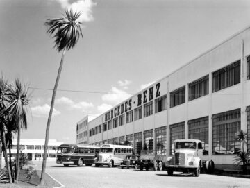 Das brasilianische Mercedes-Benz Werk in São Bernardo do Campo, mit unterschiedlichen für den brasilianischen Markt vorgesehenen Fahrzeugen, darunter ein U 25 der Baureihe 401, ca. 1956