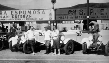 Guipúzcoa Grand Prix, San Sebastian / Spain, 1926
At the Mercedes-Benz depot before the race. Mercedes team on their vehicles from left: Walb, Merz, Caracciola. View front side