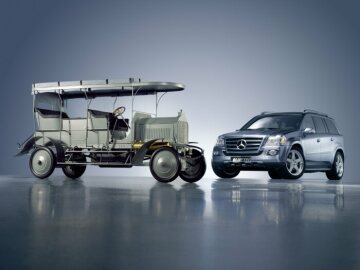 Mercedes-Benz Vision GL 420 BLUETEC, Baureihe 164. Im Jahr 2006 fällt der Entscheid, den "Dernburg-Wagen" als detailreiches Modell im Maßstab 1:4 nachzubauen, um das Mercedes-Benz Jubiläum "100 Jahre Allrad-Personenwagen" zu feiern. Das Bei der Detroit Motor Show vom 7. bis 21. Januar 2007 wurde der akribisch rekonstruierte Geländewagen von 1907 zusammen mit den aktuellen Innovationen der neuen (und natürlich im Maßstab 1:1 ausgestellten) GL-Klasse präsentiert. Der im Original verschollene "Dernburg"-Wagen war von der Daimler-Motoren-Gesellschaft (DMG) gebaut worden, hatte über Allradantrieb und Allradlenkung verfügt und war der erste Gelände-Personenwagen der Welt mit vier angetriebenen Rädern gewesen.