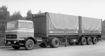 Mercedes-Benz LPS 1624
Sattelzugmaschine mit Luftfederung für Container-Transporte, Schenk Dreiachs-Auflieger
1969
