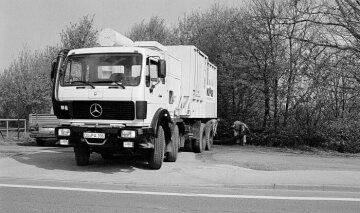 Mercedes-Benz 3336 (8 x 4-4) mit einer Industrie-Gross-Sauganlage
Das Fahrzeug wiird zur Aufnahme und zum Transport von feinsten Stäuben, Schüttgütern, Spänen sowie Schlämmen und anderen Flüssigkeiten eingesetzt. Die Vakuumpumpe bringt eine Förderleistung von bis zu 100-to pro Stunde und erlaubt eine Saugeentfernung bis zu 250-Metern
1983 - 1986