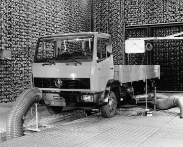 Mercedes-Benz LP 814 
Pritschenwagen mit Stahlpritsche (Radstand 3150 mm)
Geräuschmessprüfstand
1983