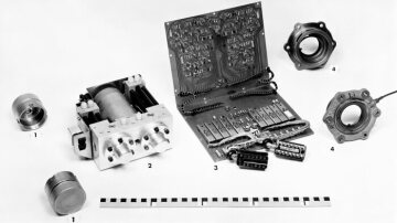 Baugruppenanordnung des Anti-Blockier-Systems im Fahrzeug 
1: Vorderradsensoren, 2: Hydraulikeinheit, 3: Elektronisches Steuergerät, 4: Hinterradsensoren, 1970