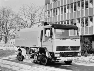 Mercedes-Benz 814
Kehrmaschine auf Rechtslenker-Fahrgestell