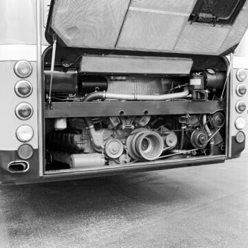 Mercedes-Benz O 307 
Standard-Überland-Linienbus
1973 - 1985
Blick in den Motorraum.