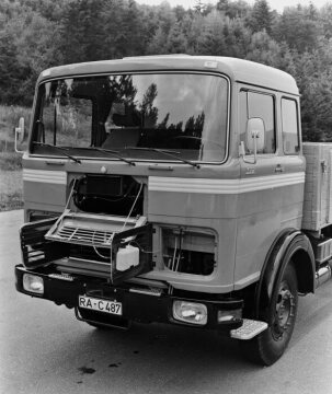 Mercedes-Benz LP 1632
Pritschenwagen
Die täglichen Kontroll- und Wartungszeiten werden über Klappen am Fahrerhaus durchgeführt.
1970
