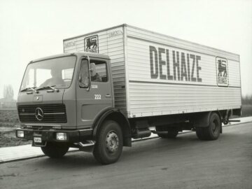 Mit der Einführung der Neuen LKW-Generation hat Daimler-Benz erstmals ein LKW-Fahrgestell auf den Markt gebracht, das bei 17-to Gesamtgewicht rund 10-to Nutzlast bietet. Das Fahrzeug ist für den Solobetrieb und ein breites Spektrum unterschiedlichster Aufbauten konzipiert. Eine Besonderheit gegenüber anderen am Markt eingeführten Fahrzeugen dieser Klasse ist die 4 x 4 Variante. Damit ist das Fahrgestell des Typs 1719 für den Einsatz als Allradkipper vorbereitet. Innerhalb von zwei Jahren konnte diese moderne leistungsfähige Lastwagenkonzeption der 17-to-Klasse einen Marktanteil von 22 % in Belgien erreichen.
Delhaize