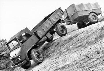 Unimog S mit Hänger im Gelände auf dem Sauberg, 1956