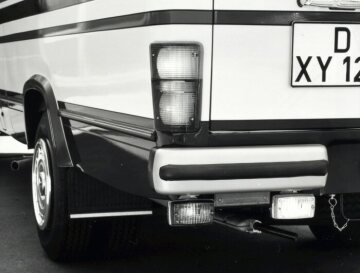 Mercedes-Benz O 309 
Omnibus auf Transporterbasis, 1977
Die Heckpartie mit den Schlußleuchten sowie den Stoßstangen.