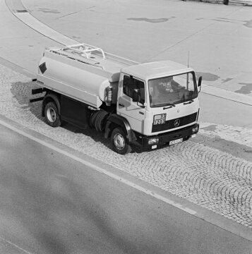 Mercedes-Benz 809
Mineralöl-Aufbau