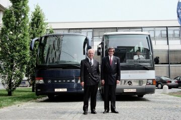 Mercedes-Benz übernimmt Kässbohrer:
Die "EvoBus GmbH" entsteht am 14. Februar 1995 durch die Fusion der Mercedes-Benz AG mit der "Karl Kässbohrer GmbH". Personen von rechts: Dr. Bernd Gottschalk und Helmut Werner.