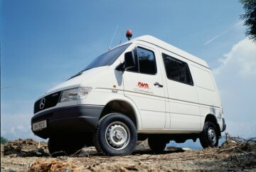 Mercedes-Benz 312 D (4 x 4) Sprinter 
crewbus with all-wheel drive,
1996