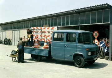 Mercedes-Benz L 406 D T 2
"Düsseldorfer Transporter",
Doppelkabine mit Pritschenaufbau,
1969