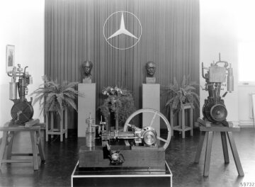 Museum der Daimler-Benz AG, ca. 1955
Die Büsten der beiden Erfinder Gottlieb Daimler und Carl Benz. 
Im Vordergrund: Der erste, schnellaufende Daimler-Motor, 1883. 
Links: Der Daimler Einzylinder-Motor "Standuhr" von 1885. 
Rechts: Der Daimler Zweizylinder-V-Motor, 1889.