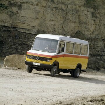 Mercedes-Benz 814 DA T 2 N (4 x 4)
all-wheel-drive bus, 1991