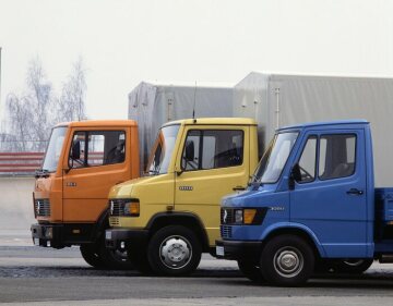 Mercedes-Benz 814, 811 D und 
309 D T 1 "Bremer Transporter"
auf der Einfahrbahn in Untertürkheim
1986