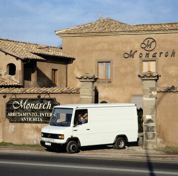 Mercedes-Benz 507 D T 2 N
large van in Rome, 1986