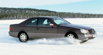 Mercedes-Benz S-Klasse Coupé, Baureihe 140. Auf einem zugefrorenen See am nördlichen Polarkreis bei Arjeplog/Schweden präsentiert Mercedes-Benz am 15. März 1994 das gemeinsam mit Bosch entwickelte neue Fahrsicherheitssystem "Electronic Stability Program" (ESP®) der Presse. Die Abkürzung ESP® ist ein eingetragenes Warenzeichen von Mercedes-Benz. Die Technik wirkt dem Schleudern von Fahrzeugen entgegen und kann unabhängigen Untersuchungen zufolge nahezu jeden zweiten schweren oder tödlich verlaufenden Alleinunfall verhindern. Damit ist es nach dem Sicherheitsgurt und noch vor dem Airbag das wichtigste Sicherheitssystem im Auto.