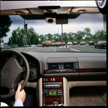 Mercedes-Benz S-Klasse Limousine und Coupé, Baureihe 140, 1995. Auto-Pilot-System (APS), Display in der Mittelkonsole mit Computergrafik, Navigation über Pfeile im Display. Beispielfahrzeug ist eine S-Klasse Limousine.
