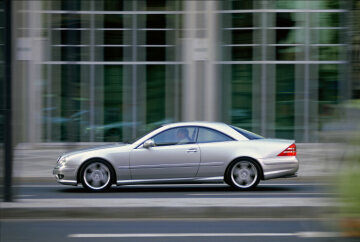 Mercedes-Benz CL 55 AMG "F1 Limited Edition", special model in model series 215, 2000. 55 units based on the CL 55 AMG (V8 spark-ignition engine M 113 with 5439 cc and 265 kW/360 hp) and the CL 55 AMG Formula 1 Safety Car. Internally ventilated brake discs made of fibre-reinforced ceramic as a pilot project for series production. Brilliant silver metallic, black and silver leather upholstery with AMG emblem and bucket seat character, "F1 Limited Edition" lettering on the sides of the vehicle and on the centre console with consecutive serial number.