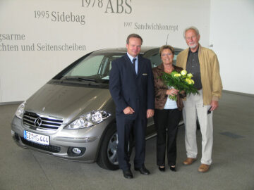 Mercedes-Benz A-Klasse, Baureihe 169, Produktionsjubiläum. Das 500.000ste Fahrzeug wird am 11. Mai 2007 im Mercedes-Benz Kundencenter Rastatt/Deutschland ausgeliefert. Frau Magda Grimmer aus Gundremmingen im Landkreis Günzburg/Bayern nimmt zusammen mit ihrem Begleiter ihre A 200 Limousine, Ausstattungslinie AVANTGARDE (954), Kometgrau metallic (748), in Empfang. Waldemar Epple (links), Hausherr und Leiter des Kundencenters, begrüßte die Kunden und übergab das Jubiläumsfahrzeug.