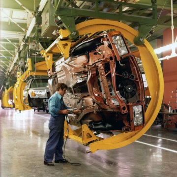 Series production of the new 126-series S-Class begins at the Sindelfingen plant, involving a newly introduced part-automation of the assembly lines. Rotating overhead conveyors swivel the vehicles onto their side, thereby largely removing the need for overhead work.