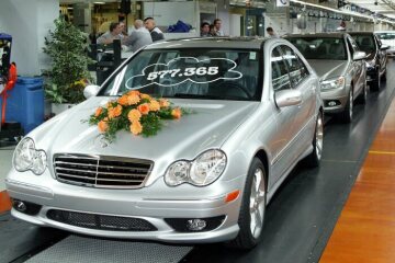 Mercedes-Benz C-Class Saloon, model series 203, 2007 version. The last of 577,365 units leaves the Mercedes-Benz plant in Bremen on 01.03.2007. An AMG version of the 203 series painted in iridium silver metallic was immediately followed by the first Saloon models of the succeeding 204 series.