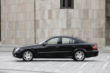 Mercedes-Benz E-Klasse Limousine Guard, Baureihe 211, Version ab 2006. Das Sonderschutz-Paket (Hochschutz B4) ist für die Typen E 320 CDI, E 350 und E 500 und nur in Verbindung mit der Ausstattungslinie AVANTGARDE lieferbar. Es umfasst unter anderem eine Fahrwerksverstärkung, Räder/Reifen mit Notlaufeigenschaften (MOExtended), die gemäß Richtlinie B4 geschützte durchschußhemmende Fahrgastzelle und die Heckscheibe mit Polycarbonatverglasung.