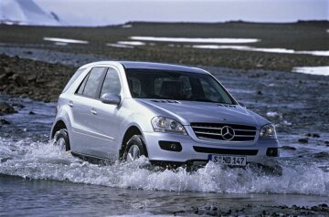 Mercedes-Benz ML 420 CDI 4MATIC, Baureihe 164, Version 2007 - 2009, V8-Dieselmotor OM 629 DE 40 LA, 3.996 cm³, 225 kW/306 PS, 7G-TRONIC, Iridiumsilber metallic (775). Fotoshooting Island.