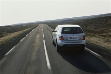 Mercedes-Benz ML 420 CDI 4MATIC, Baureihe 164, Version 2007 - 2009, V8-Dieselmotor OM 629 DE 40 LA, 3.996 cm³, 225 kW/306 PS, 7G-TRONIC, Iridiumsilber metallic (775). Fotoshooting Island.