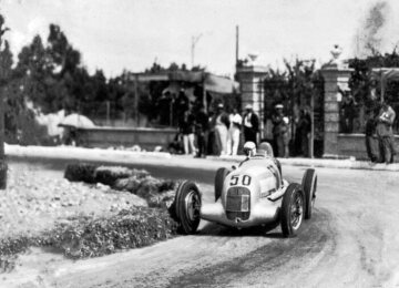 Coppa Acerbo, 1934
Luigi Fagioli - winner of the Coppa Acerbo (near Pescara), with Mercedes-Benz W 25, a 750 kilograms formula racing car.