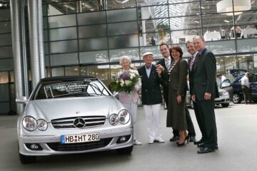 Neues Absatzjubiläum bei Mercedes-Benz
300.000ster CLK an Kunden ausgeliefert