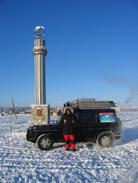 Mercedes-Benz G 500, Station Wagen lang, Geländewagen, Baureihe 463, 2005. Mit einem serienmäßigen G 500 reiste ein Regisseur bei bis zu minus 53 Grad Celsius über 18.900 km für eine Fernsehserie ("Jenseits der Wärme") bis zum Kältepol der Erde. Die Reise zwischen Ende Dezember 2005 und März 2006 verlief problemlos.