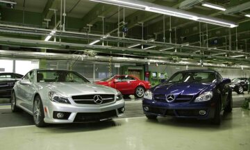 Mercedes-Benz SL-Class, model series 230, USA version, iridium silver metallic (775), SLK-Class, model series 171, tanzanite blue metallic (359), 2008. Production at the plant in Bremen, factory area of final quality inspection.