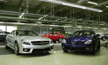 Mercedes-Benz SL-Klasse, Baureihe 230, USA-Version, Iridiumsilber metallic (775), SLK-Klasse, Baureihe 171, Tansanitblau metallic (359), 2008. Produktion im Werk Bremen, Fabrikbereich der Qualitätsendkontrolle.