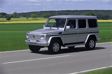 Mercedes-Benz G-Class, long wheelbase, Off-Roader, model series 463, version 2007, iridium silver metallic, stainless steel running board on the left and right sides (special equipment). Off-Roader of the year 2007 in "Off Road" magazine in the "Classic" category: chosen by more than 56,000 readers out of 80 vehicles from 35 manufacturers.