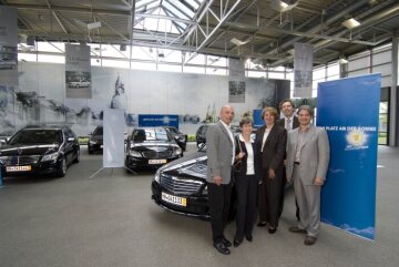 Mercedes-Benz C-Klasse T-Modell, Baureihe 204,. Gewinner der ARD-Fernsehlotterie nehmen ihre neuen Fahrzeuge im Kundencenter des Mercedes-Benz Werks Bremen in Empfang.