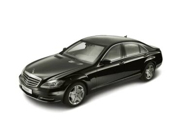 Mercedes-Benz S-Guard, nur in der Version mit langem Radstand (3.165 Millimeter), Baureihe 221, 2009. V12-Biturbo-Motor M 275 mit 5.513 cm³ und 380 kW/518 PS, Raddesign mit Michelin PAX System. Ein S-Guard kombiniert die Ästhetik und die Vorzüge der S-Klasse (in der Version mit langem Radstand oder als verlängerte Version) mit einem Netzwerk hochwirksamer Schutzmaßnahmen. Die Tradition und Erfahrung von Mercedes-Benz Guard reicht bereits bis 1928 zum Typ "Nürburg" zurück. Die gepanzerten Mercedes-Benz Sonderschutzfahrzeuge werden konsequent und ganzheitlich nach dem Prinzip des Integrierten Schutzes ab Werk konstruiert und gebaut.