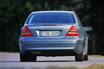 Mercedes-Benz C 180 Limousine, Baureihe 203, Version 2000. Ausstattungslinie CLASSIC, Kühlermaske mit Chromauflage und 2 Lamellen, Stoffdessin York. Aragonitblau Metallic (941), Glas-Schiebe-Hebe-Dach mit Positionierungsautomatik, Leichtmetallräder im 5-Doppelspeichen-Design (Sonderausstattungen).