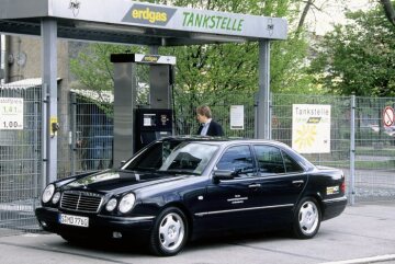 Mercedes-Benz E 230 NGT E-Klasse, W 210, 
Natural Gas Technology (NGT) für bivalenten Betrieb mit Benzin und Erdgas, 1996