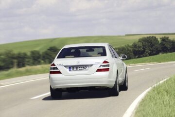 Mercedes-Benz S 400 HYBRID: CO2-Champion der Luxusklasse mit effizientem Hybridantrieb und Lithium-Ionen-Technologie 