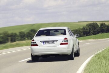 Mercedes-Benz S 400 HYBRID: The CO2 champion in the luxury class, with an efficient hybrid drive system and lithium-ion technology