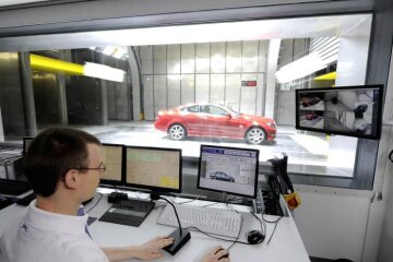 Climatic wind tunnel at the Sindelfingen factory:
In the control centre the technicians are able to monitor each test closely, controlling the temperature, humidity, wind velocities and other settings as necessary.